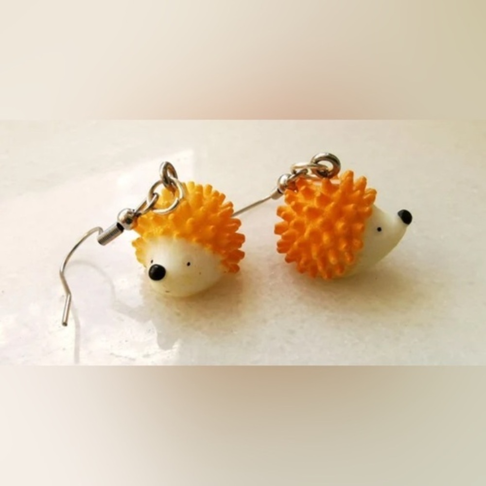NWT - Adorable Baby Hedgehog Acrylic 3D Earrings Set yellow @ white